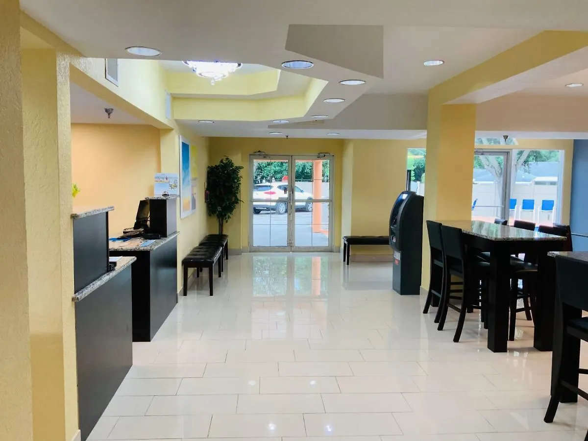 Days Inn & Suites By Wyndham Tampa/Raymond James Stadium 2*, Tampa
