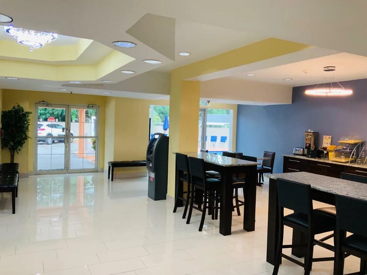 Days Inn & Suites By Wyndham Tampa/Raymond James Stadium