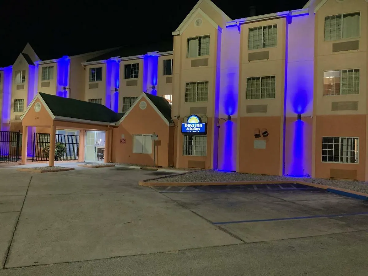 Days Inn & Suites By Wyndham Tampa/Raymond James Stadium Hotel