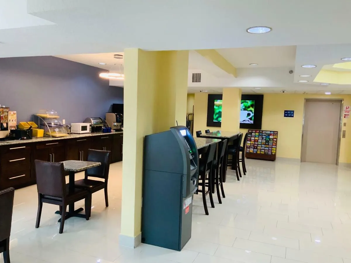 Days Inn & Suites By Wyndham Tampa/Raymond James Stadium