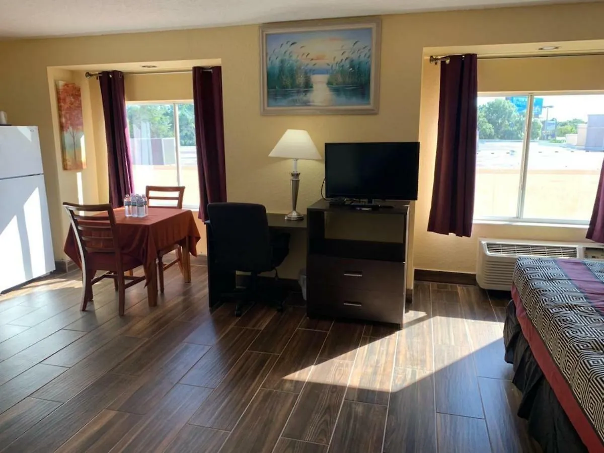 Days Inn & Suites By Wyndham Tampa/Raymond James Stadium Hotel