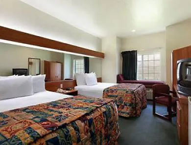 Hotel Days Inn & Suites By Wyndham Tampa/Raymond James Stadium