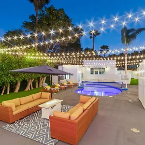 https://studio-city-contemporary-villa-with-pool-sleeps-10.topanaheimhotels.com