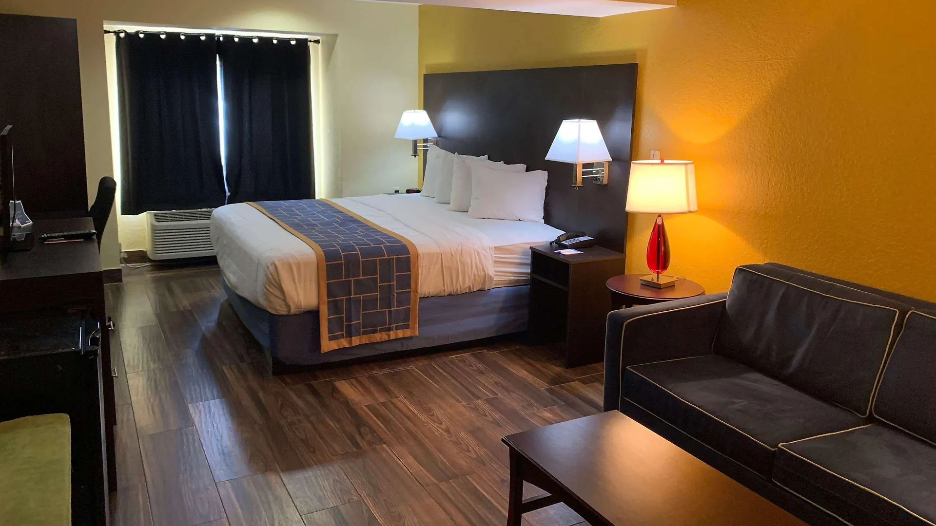Hotel Days Inn & Suites By Wyndham Tampa/Raymond James Stadium