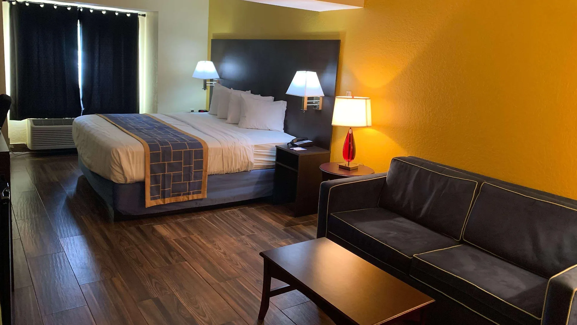 Days Inn & Suites By Wyndham Tampa/Raymond James Stadium Tampa