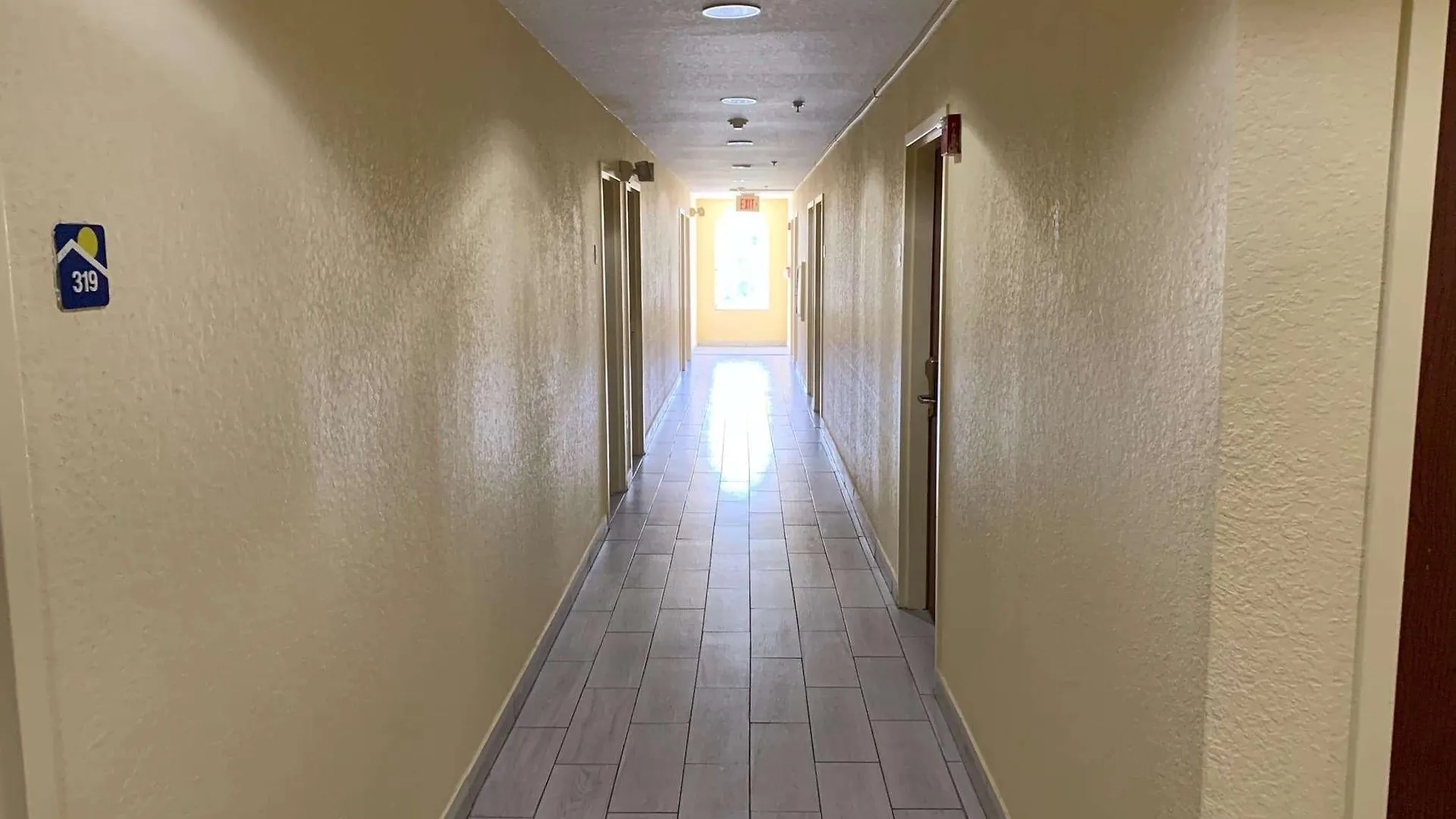 Hotel Days Inn & Suites By Wyndham Tampa/Raymond James Stadium