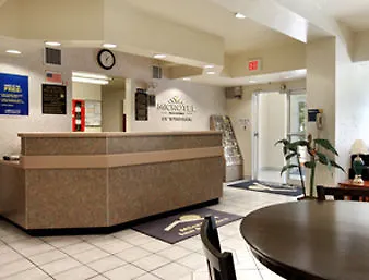 Days Inn & Suites By Wyndham Tampa/Raymond James Stadium 2*, Tampa