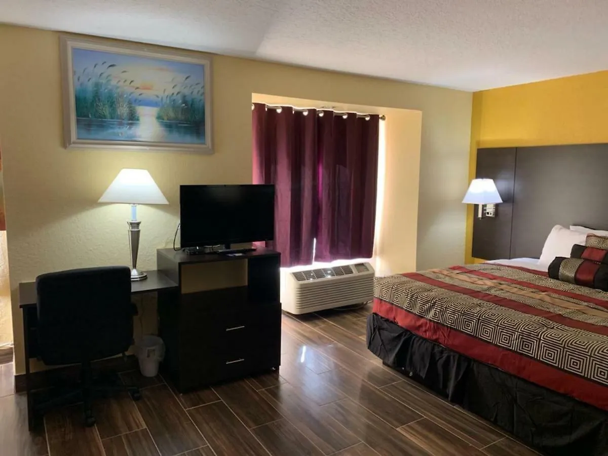 Days Inn & Suites By Wyndham Tampa/Raymond James Stadium Hotel