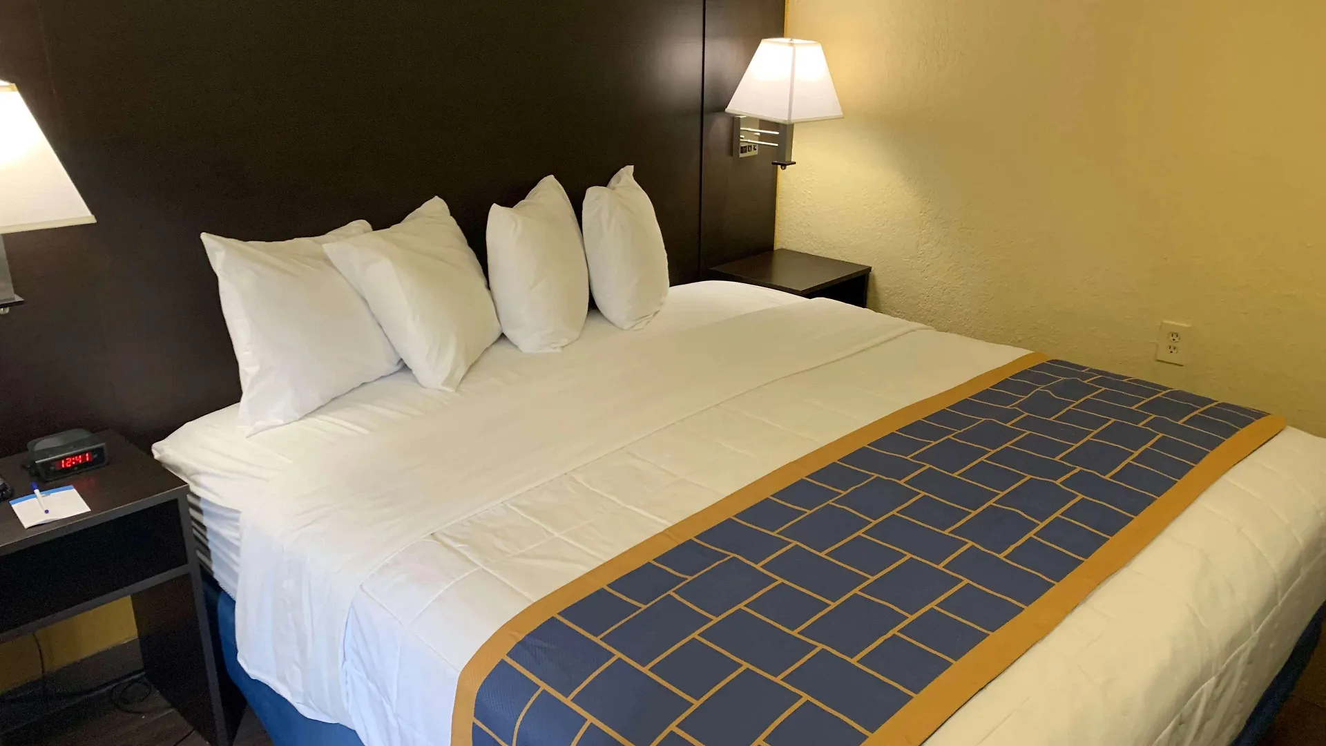 Days Inn & Suites By Wyndham Tampa/Raymond James Stadium Hotel Tampa