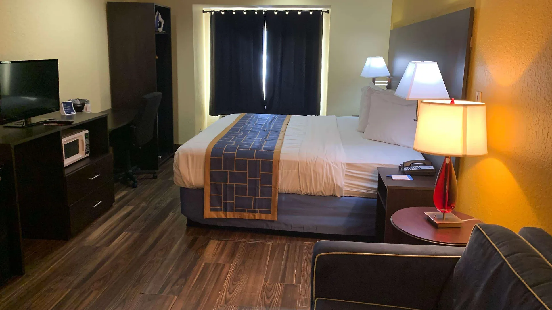 Days Inn & Suites By Wyndham Tampa/Raymond James Stadium