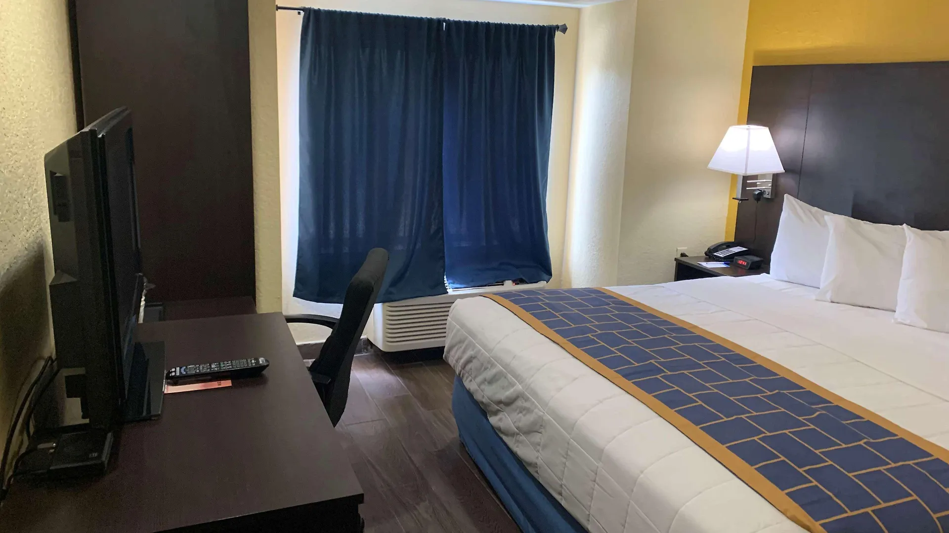 Days Inn & Suites By Wyndham Tampa/Raymond James Stadium