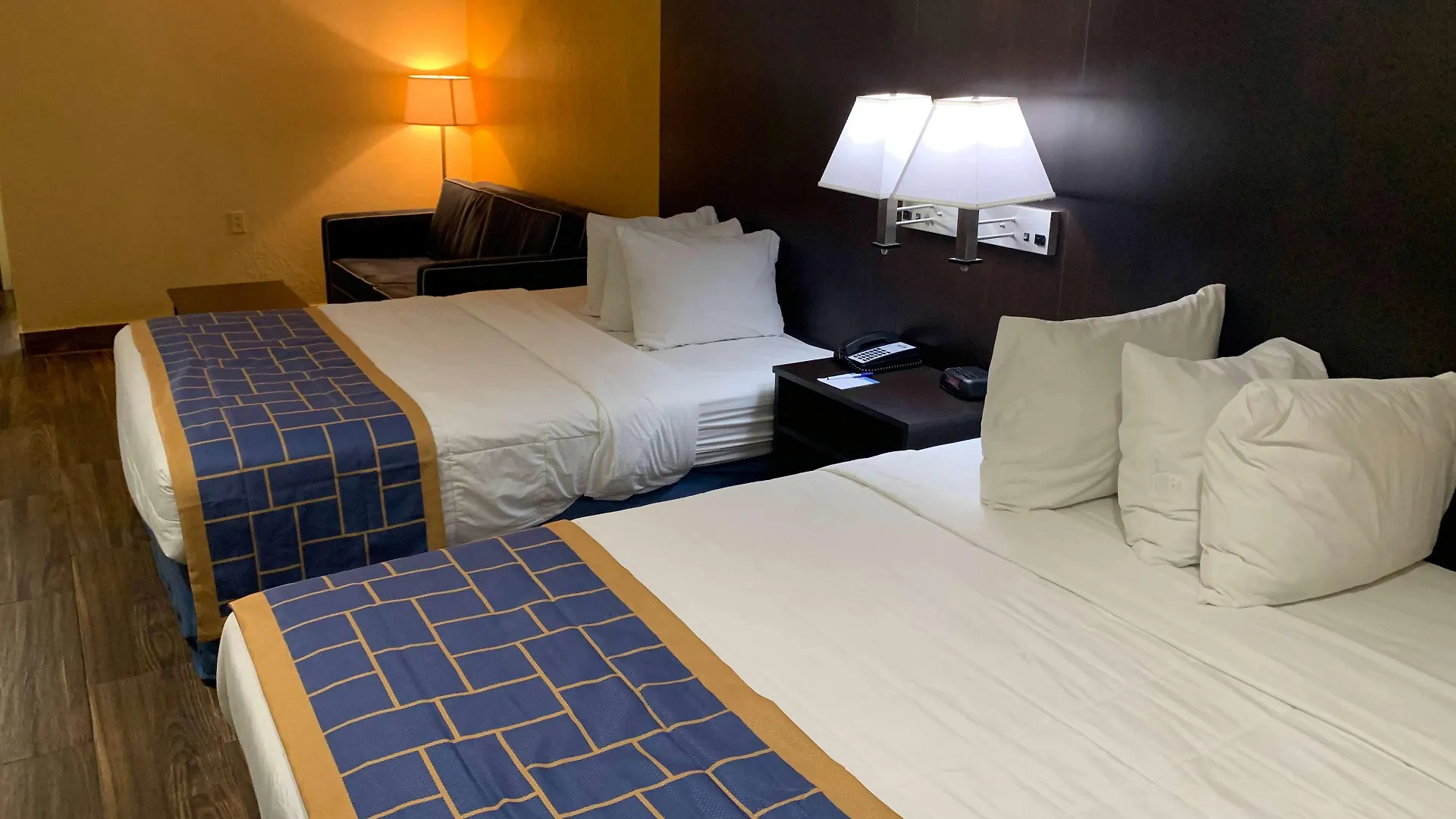 Hotel Days Inn & Suites By Wyndham Tampa/Raymond James Stadium