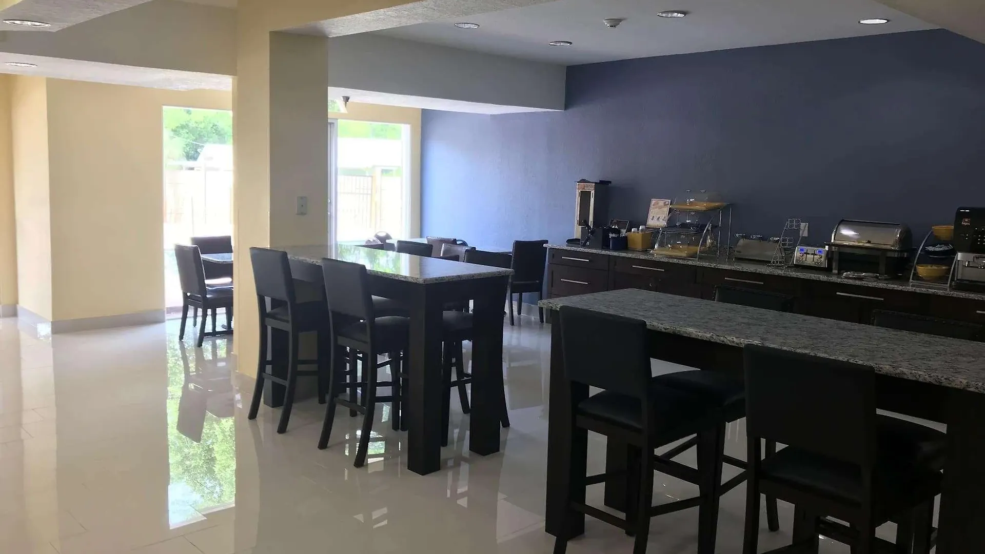 Days Inn & Suites By Wyndham Tampa/Raymond James Stadium