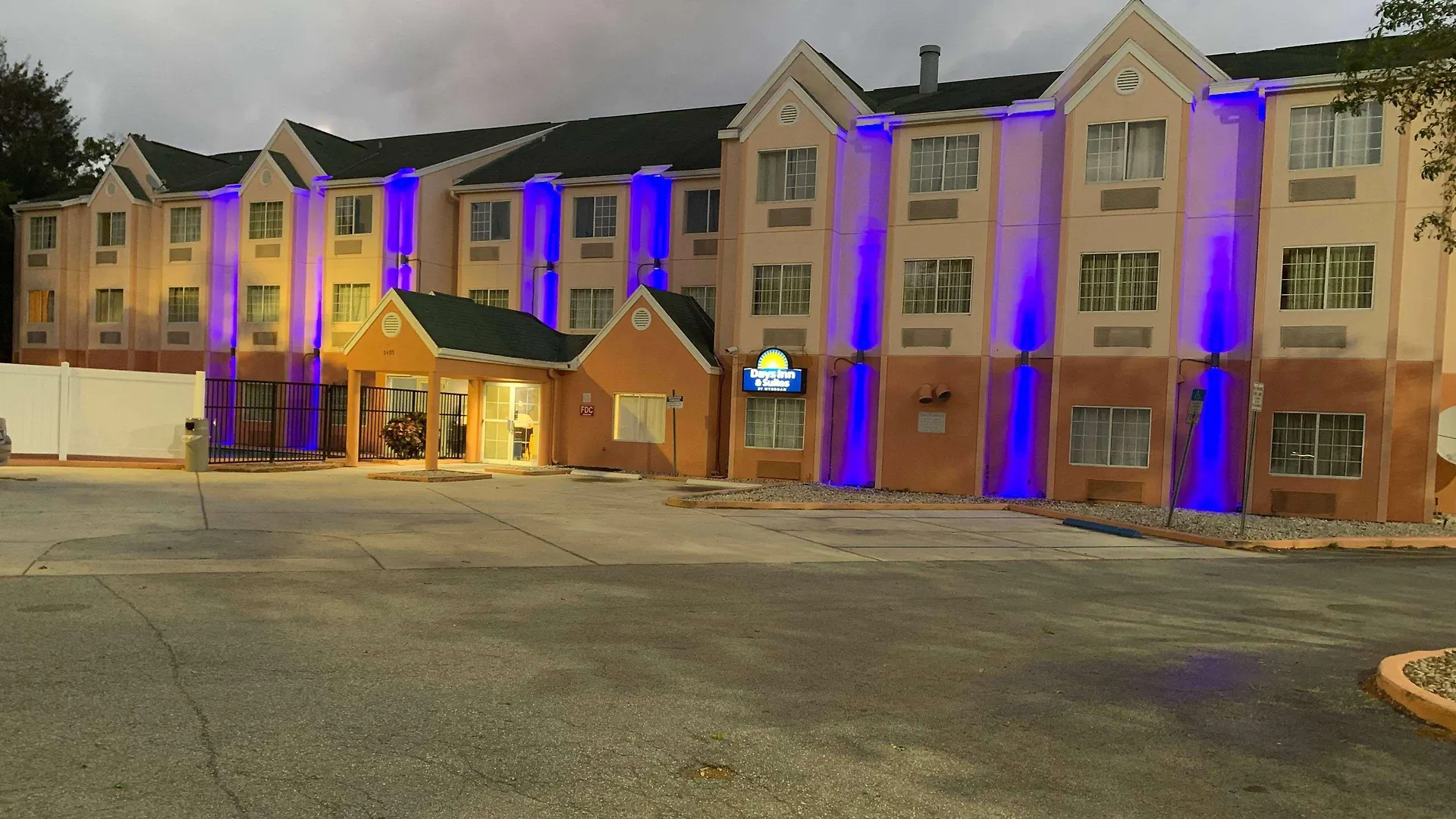 Days Inn & Suites By Wyndham Tampa/Raymond James Stadium