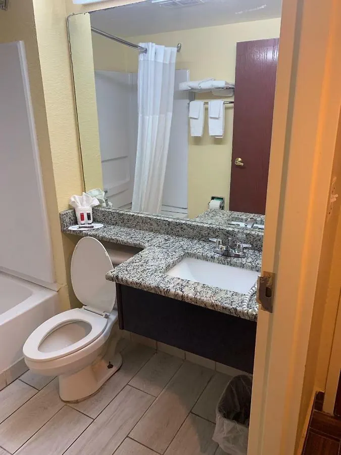 Days Inn & Suites By Wyndham Tampa/Raymond James Stadium