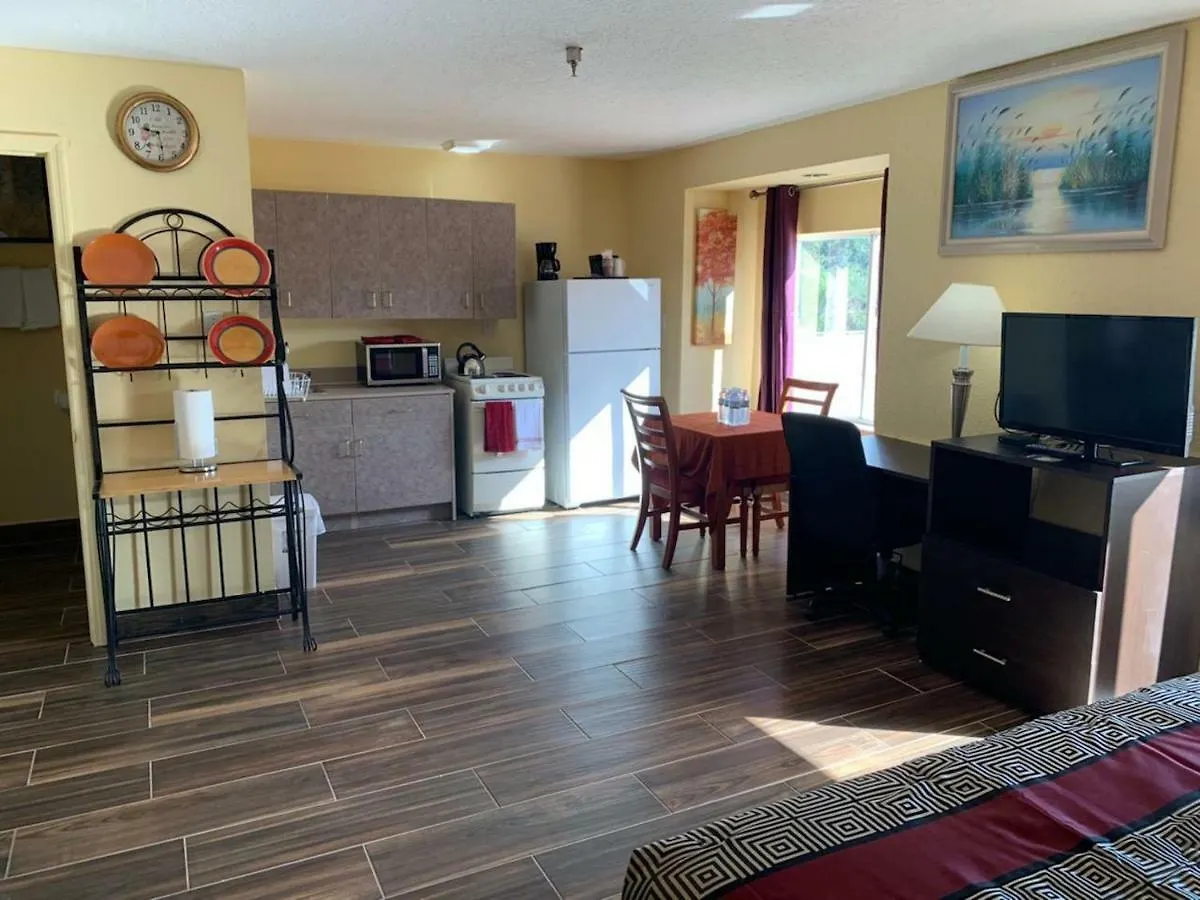 Days Inn & Suites By Wyndham Tampa/Raymond James Stadium 2*, Tampa