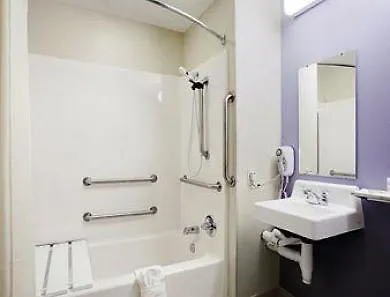 Hotel Days Inn & Suites By Wyndham Tampa/Raymond James Stadium